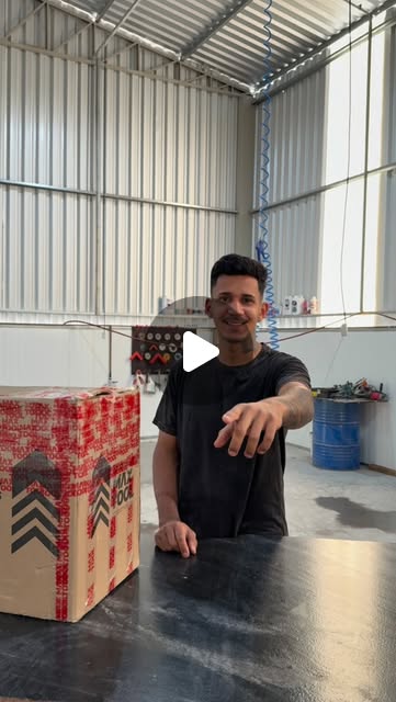 John, do Mil Grau, na obra com Maxtool